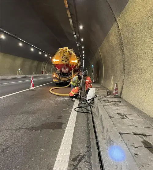 大悟隧道排水渠清淤